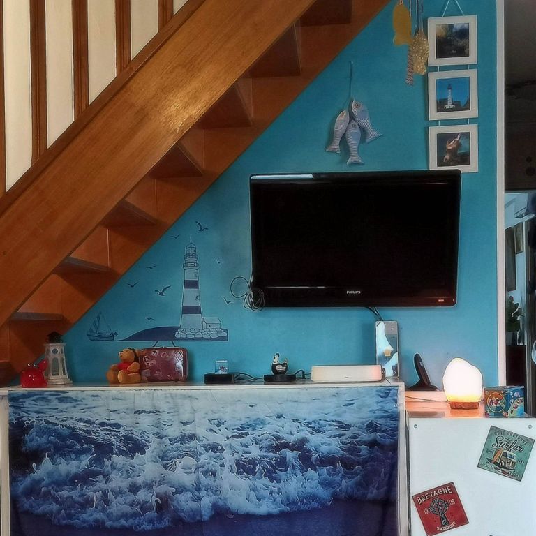 mur bleu avec TV 80 cm et décoration mer sous escalier en bois vlair