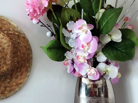 bouquet d'orchidées et hortensias dans vase argenté