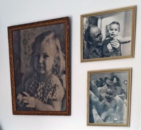 cadres vintages dorés et photos d'enfant noir et blanc