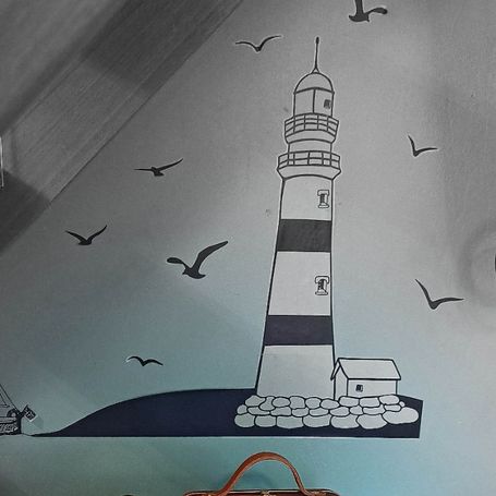 Stickers de phare breton et mouettes sur mur bleu